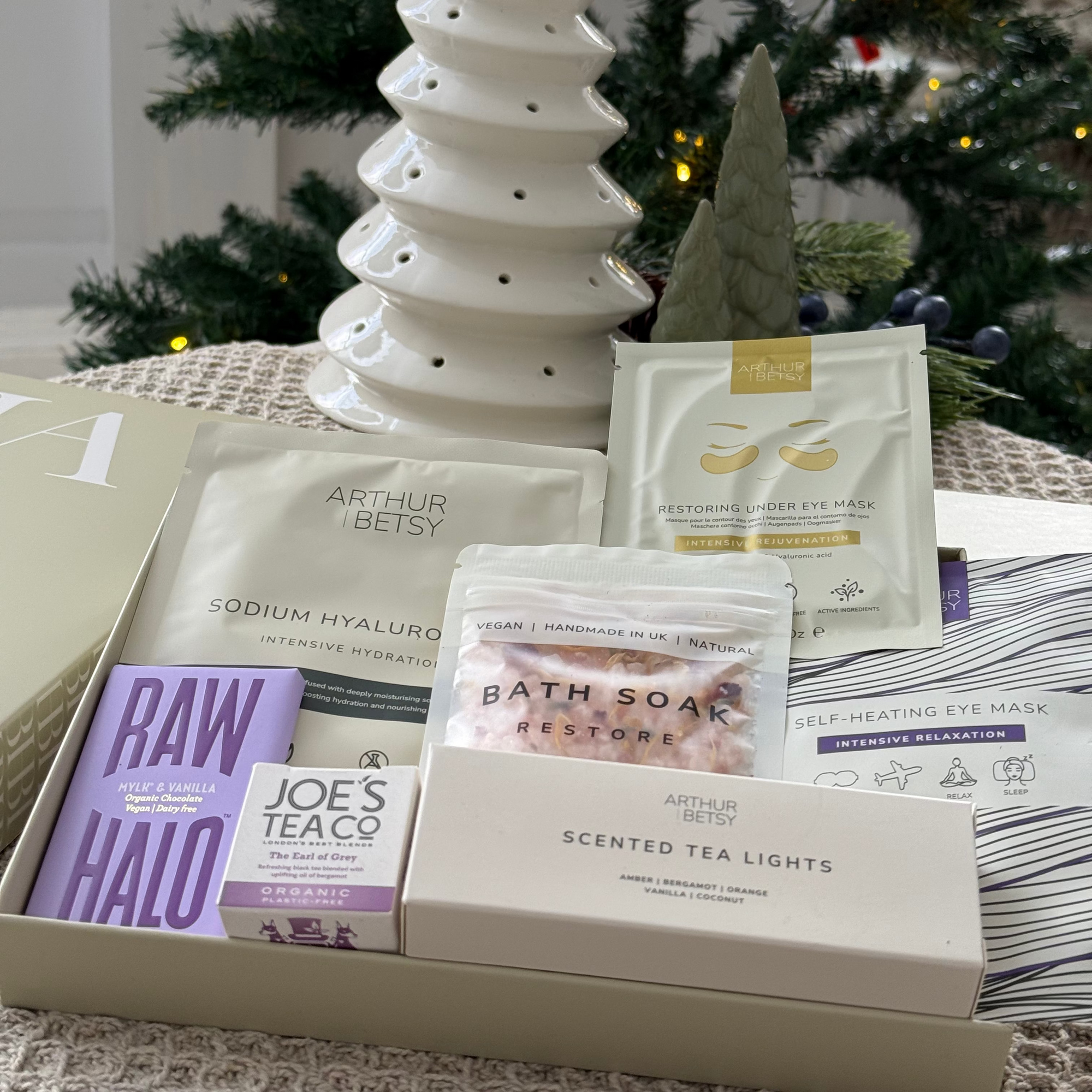 Hallby Luxury Pamper Gift Box infant of a Christmas scene